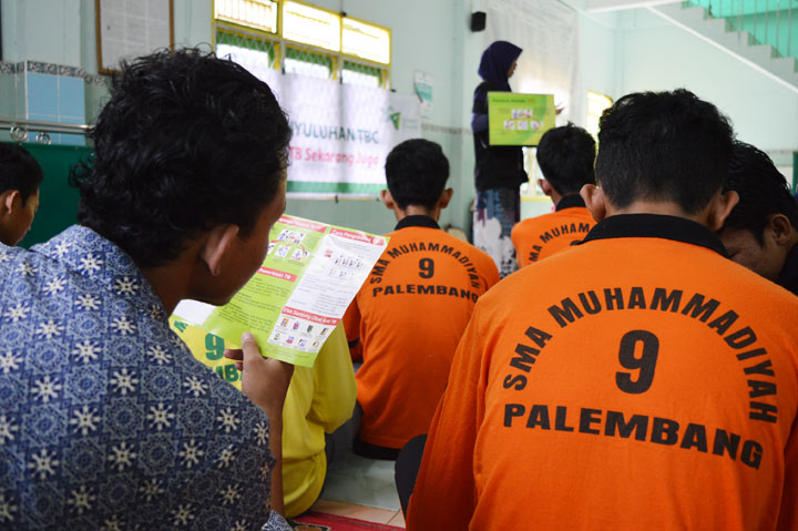 Para siswa SMA Muhammadiyah 9 Palembang tengah menyimak pemaparan tentang penyakit TB.