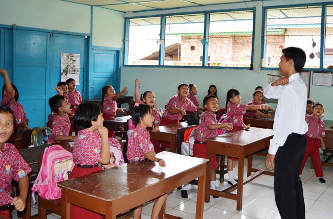 Janhadi salah seorang pesera SMT tengah mengajar anak didiknya di SDN 197 Kalidoni Palembang.