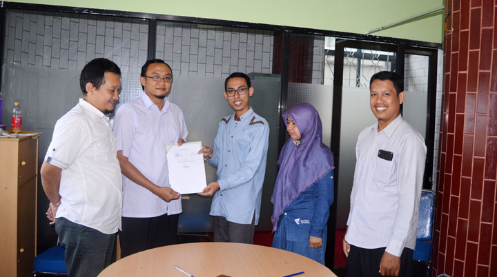 Keterangan Foto: Ketua Yayasan DSIM Riyandi Yuhardhono, drg. Khoirul Anam, Suherman, Staf LKC Siti Badriah dan Sekretaris DSIM Anto.