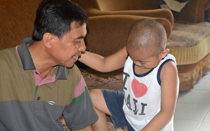Herizal sedang bermain bersama salah satu anak pasien kanker di RSPH