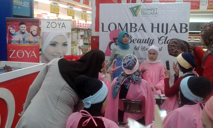 Para peserta lomba hijab tengah mengikuti sesi Beauty Class yang berlangsung di Transmart Carrefour, Ahad (24/4).