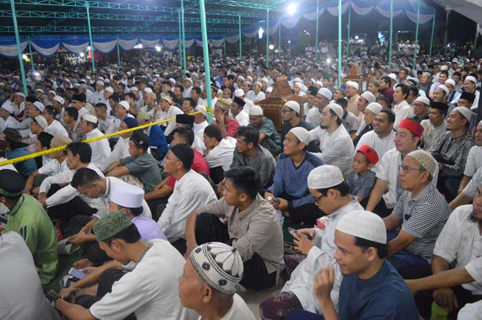 Ribuan Jamaah padati masjid Jauharul Iman hingga ke area luar Masjid