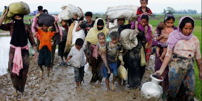 Muslim Rohingya berjalan menuju tenda-tenda pengungsian yang mau menerima mereka