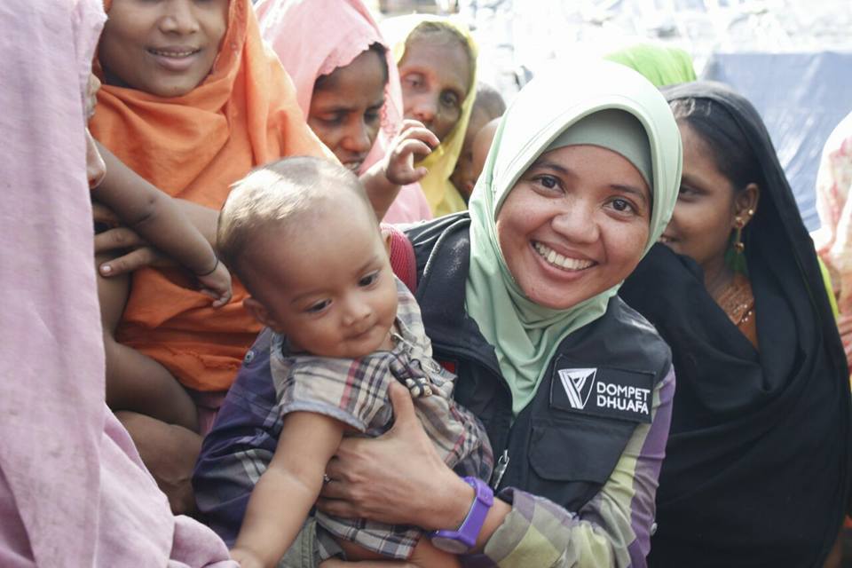 Potret Dr. Rosita Rivai dengan pengungsi muslim Rohingya di hari terakhir penugasannya
