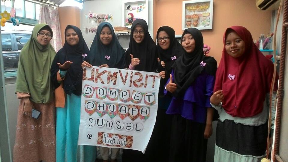 Foto bersama Kelompok UKM Visit Rabiatul Adawiyah dengan Owner Ranel Craft, Megawati (tengah berkacamta) (15/10)