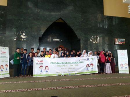 Foto bersama anak-anak penerima manfaat beasiswa dana PSM di Masjid Ar-Ra'iyah, Minggu (22/10)
