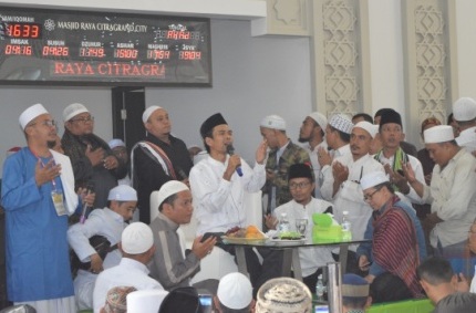 Moment do'a bersama yang dipimpin oleh Ust. Abdul Somad pada tabligh akbar masjid Citra Grand City (15/10)