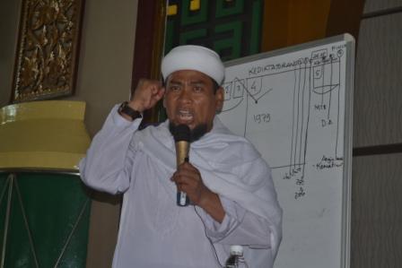 Ustadz Zulkifli M. Ali saat menyampaikan tausiyahnya dengan tema Dzikir Akhir Zaman di Masjid Taqwa Palembang (23/3)